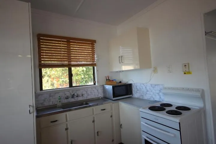 Qcwa Cheerful Cottage - Airlie Beach 0*,