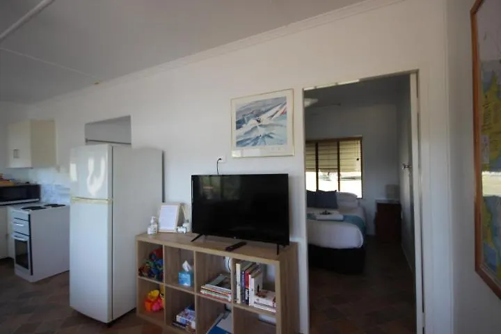 Qcwa Cheerful Cottage - Airlie Beach 0*,